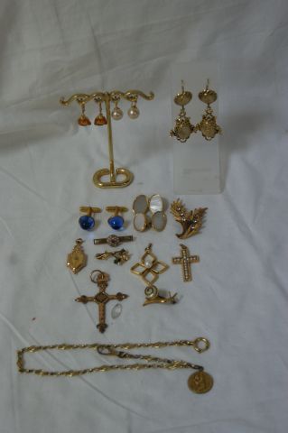 null Lot de bijoux en plaqué or et métal doré, comprenant broches, pendants d'oreilles,...