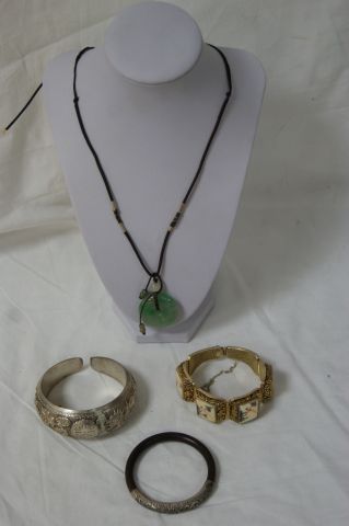 null ASIE Lot de bijoux comprenant 2 bracelets en argent (dont un orné d'os), un...