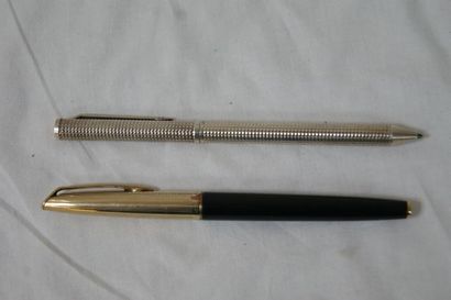 null Lot deux deux stylos, un Waterman (plume en or 18K) et un en argent (poids brut...