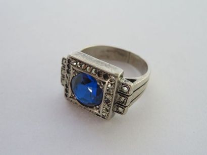 null Bague en argent, ornée d'un cabochon bleu. Poids brut : 8,39 g