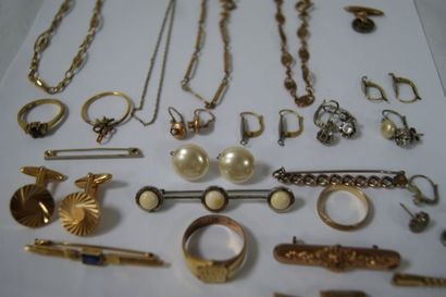null Fort lot de bijoux fantaisie en métal doré et plaqué or, comprenant une paire...