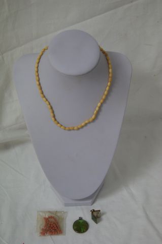 null Lot comprenant un collier en ivoire (longueur ouvert : 35 cm), des perles de...