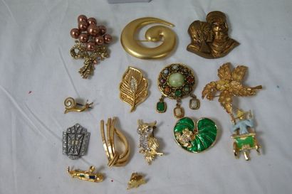 null Lot de 12 broches en métal dorée, ornées de perles, pierres … On y joint un...