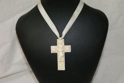 null Pendentif en forme de croix, en résine façon ivoire. 6 cm