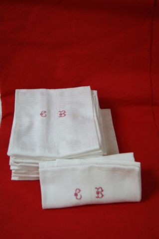 null Ensemble de 12 serviettes en coton damassé blanc. Chiffrées CB. (quelques petites...