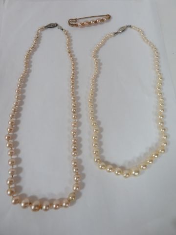 null Lot en perles fantaisie, comprenant 2 colliers et 1 broche.