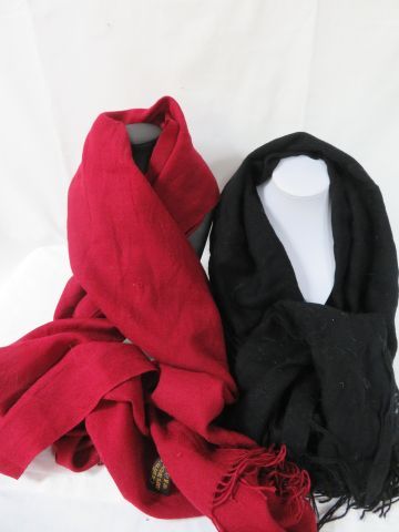 null Lot de deux echarpes comprenant une echarpe en laine bordeaux ( BE) et une écharpe...
