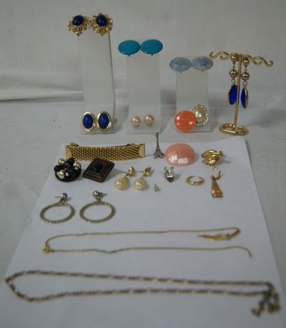 null Lot de bijoux fantaisie vintage, comprenant 5 paires de clips d'oreilles, 2...