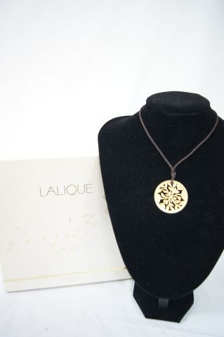 null LALIQUE Parfums Pendentif en métal doré à nouer par un cordon ( cadeau de parfumeur)....