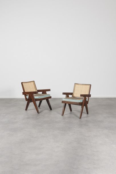 PIERRE JEANNERET (1896-1967) 
Paire de fauteuils
Teck massif et cannage.
Paar zetels
Massief... Gazette Drouot