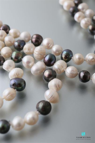 null Sautoir de perles d'eau douce blanches et métalisées.
Long. : environ 140 cm...