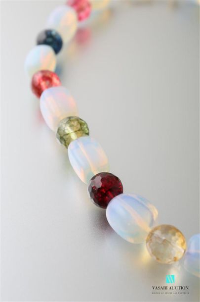 null Collier de perles de pierres dures intercalant des cubes d'opalines et des perle...