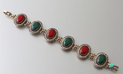 null Bracelet souple orné de six motifs médaillons sertis de pierres fantaisies rouge...