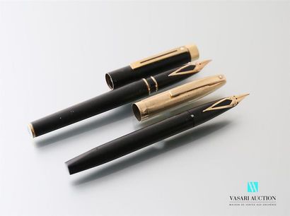 null SHEAFFER'S
Deux stylo-plumes, l'un avec la plume en or 750 millièmes et le bouchon...