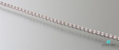 null Bracelet Ligne or blanc 750 millièmes, serti de cinquante et un diamants blancs...