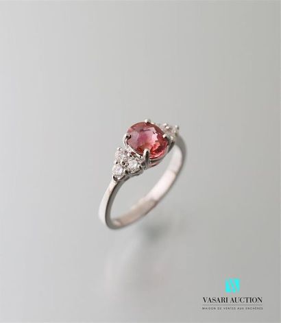 null Bague or blanc 750 millièmes, sertie d'une tourmaline couleur pêche taille ovale...