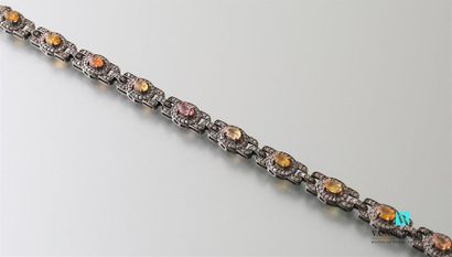 null Bracelet en argent patiné et diamants, chaque maillon orné d'un motif central...