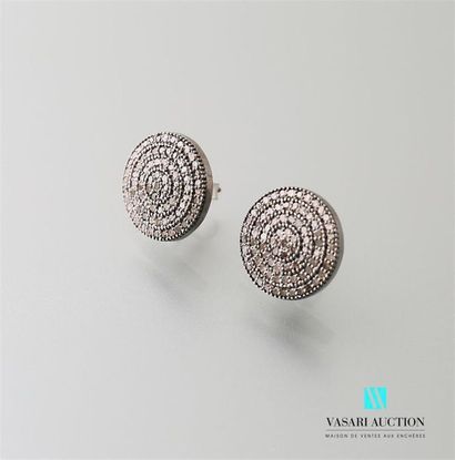 null Paire de boucles d'oreille en argent, à motifs concentriques ornés de diamants.
Poids...