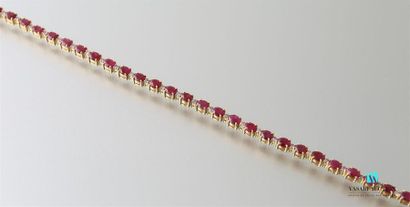 null Bracelet ligne en vermeil orné de vingt-huit rubis taille ovale encadrés de...