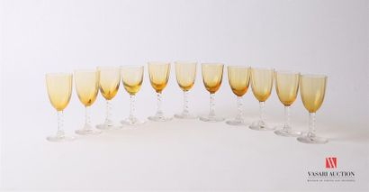 null Suite de onze verres à liqueur en verre soufflé, le gobelet à côtes teinté orange,...