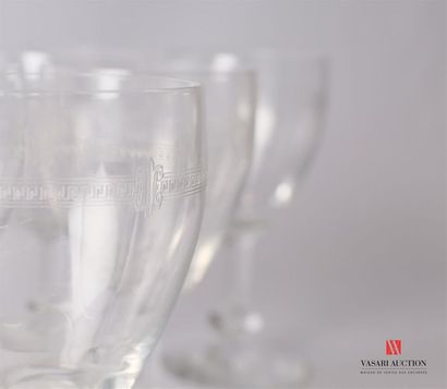 null Suite de douze verres à eau en verre soufflé le gobelet à décor gravé d'une...