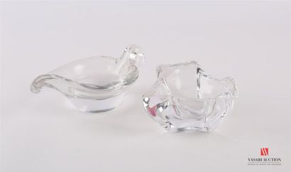 null DAUM FRANCE
Cendrier en cristal moulé de forme libre
Signé
Haut. : 4 cm - Larg....