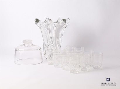 null Lot en verre comprenant : un vase orné de côtes hélicoïdales (haut :25 cm),...