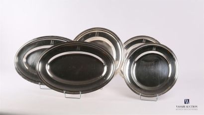 null Lot de plats en métal argenté comprenant une paire de plats ovales et trois...