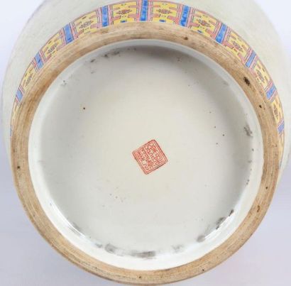 null CHINE
Vase en porcelaine à décor en émaux polychromes dit de la famille rose...