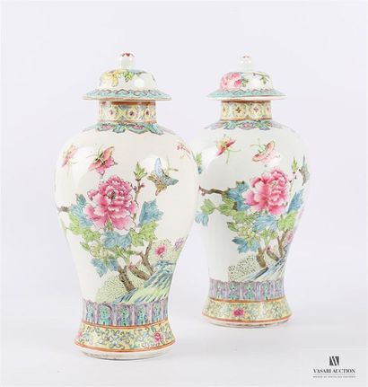 null CHINE
Paire de vases couverts en porcelaine de forme balustre à décor polychrome...