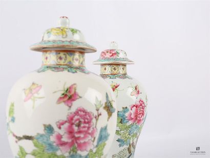 null CHINE
Paire de vases couverts en porcelaine de forme balustre à décor polychrome...