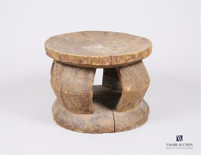 null AFRIQUE 
Tabouret de forme ronde en bois mouluré et sculpté, le plateau repose...