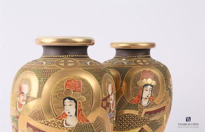 null SATSUMA - JAPON
Paire de vases en faïence de forme ovoïde à décor polychrome...
