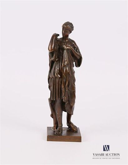 null Sujet en bronze à patine brune représentant une élégante à l'antique
Fondeur...
