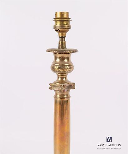null Bougeoir monté en lampe en laiton, le fût représentant une colonne dorique terminée...