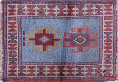 null KORDY
Descente de lit en laine à décor de deux motifs géométriques
89 x 63 cm...