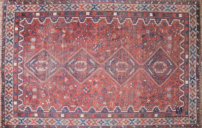 null CHIRAZ
Tapis en laine à décor de motifs géométriques
214 x 314 cm
(usures)