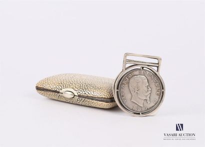null Lot comprenant un porte monnaie en galuchat (Long. : 8,5 cm - Larg. : 5,5 cm)...