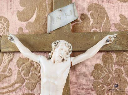 null Christ en croix en ivoire sculpté, la croix en bois doré sur fond tapissé de...