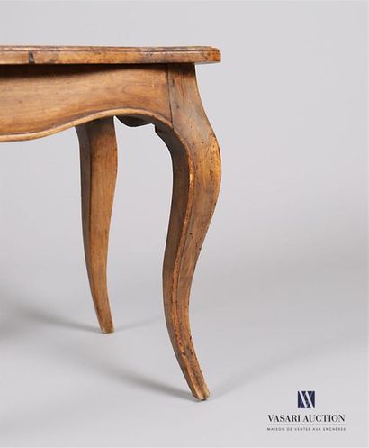 null Petite table en bois naturel mouluré, le plateau de forme mouvementé, elle repose...