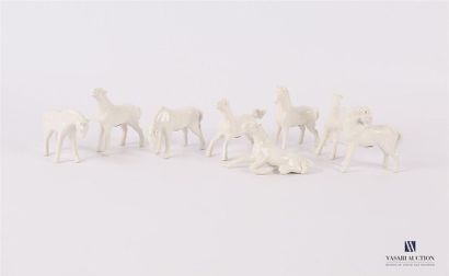 null Huit chevaux en porcelaine blanche
(fêle sur un cheval)
Haut : 5 à 8 cm