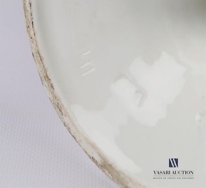 null Paire de vases à anses en porcelaine de forme balustre posant sur un socle piédouche,...