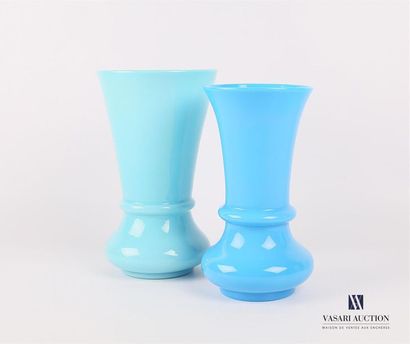 null Deux vases en opaline de couleur bleu de forme balustre, le col allongé.
Haut....