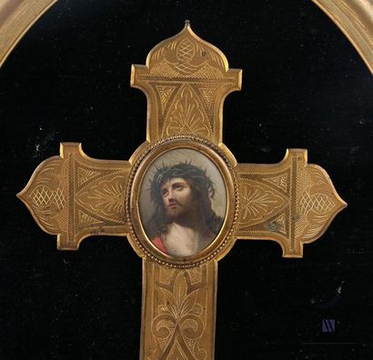 null Bénitier en bronze représentant la croix chrétienne, il présente en son centre...