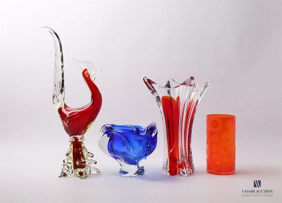 null Lot en verre comprenant un coq de bruyère stylisé en verre translucide, rouge...