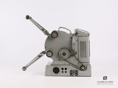 null Projecteur de marque Heurtier pour film 16 mm en métal laqué gris
Circa 1960
(sauts...
