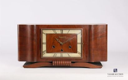null Horloge en bois de placage de marque Vedette à façade galbée, le cadran rectangulaire...