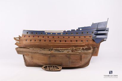 null Deux maquettes de bateau en bois peint
(accidents et manques)
Haut. : 33 cm...