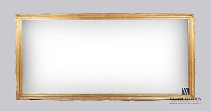 null Miroir en bois et stuc doré de forme rectangulaire à décor de fleurs aux angles
XXème...