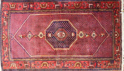 null HAMADAN MOUSEL IRAN
Tapis en laine à décor d'un médaillon central octogonal...